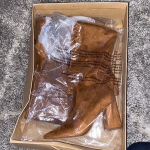 BRAND NEW STEVE MADDEN HUNTLEY COGNAC KNEE HIGH BOOTS